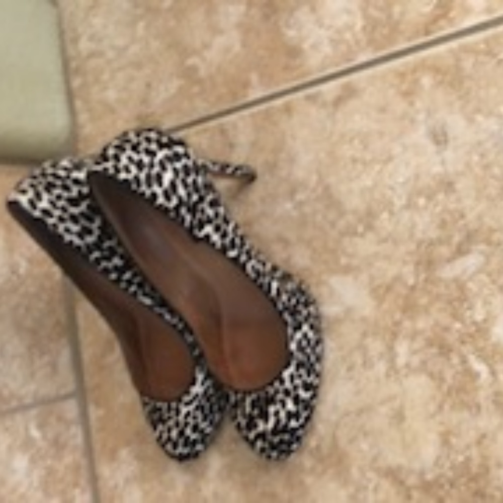 Ann Taylor leopard print pumps size 9